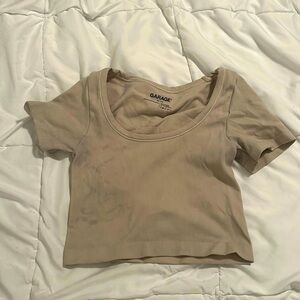 Garage baby tee in beige